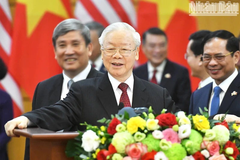 Tổng Bí thư Nguyễn Phú Trọng phát biểu với báo chí Việt Nam, Hoa Kỳ và quốc tế thông tin về kết quả tốt đẹp của cuộc hội đàm và tuyên bố nhất trí nâng quan hệ Việt Nam-Hoa Kỳ lên Đối tác Chiến lược Toàn diện vì Hòa bình, Hợp tác và Phát triển bền vững.