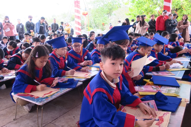 Lễ hội Khai bút tại Khu tưởng niệm Vương triều Mạc