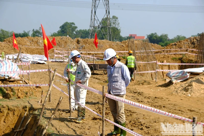 Trên công trình xây dựng cho Dự án Đường dây 500kV mạch 3. Ảnh: HUY THẠCH