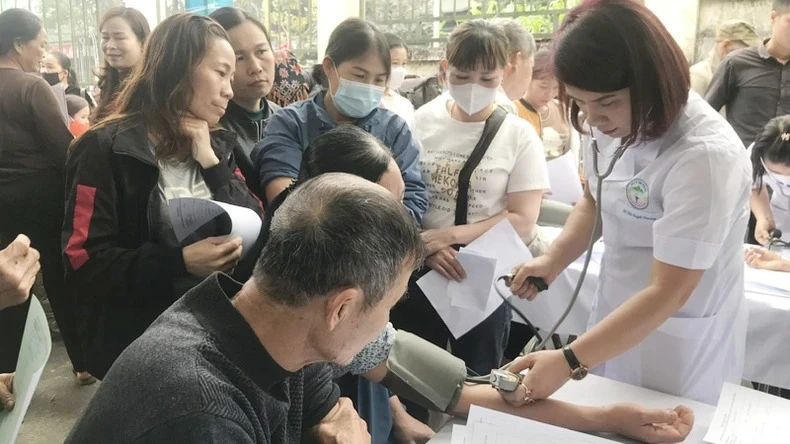 Các y, bác sĩ khám bệnh cho người dân trên địa bàn huyện Yên Bình, Yên Bái. Ảnh: Thái Sơn