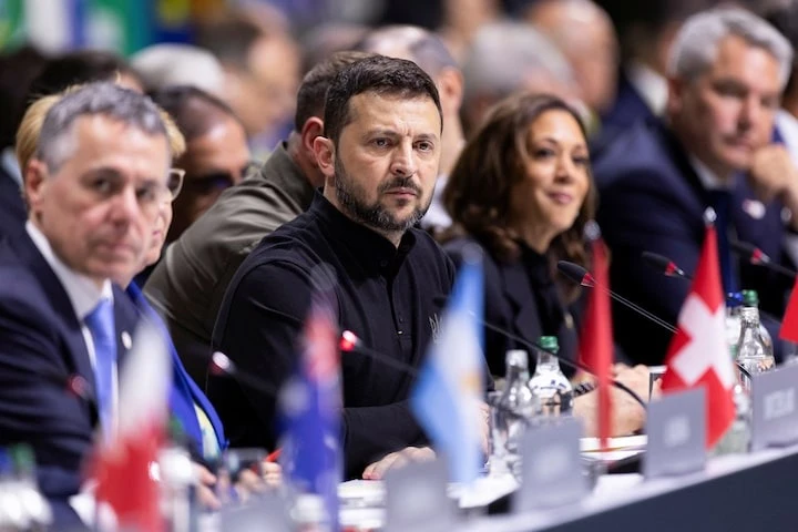 Phó Tổng thống Hoa Kỳ Kamala Harris, Tổng thống Ukraine Volodymyr Zelenskyy, Ủy viên Hội đồng Liên bang Thụy Sĩ Ignazio Cassis và Thủ tướng Áo Karl Nehammer trong phiên khai mạc, Hội nghị thượng đỉnh về hòa bình cho Ukraine ngày 15/6. Ảnh: Reuters