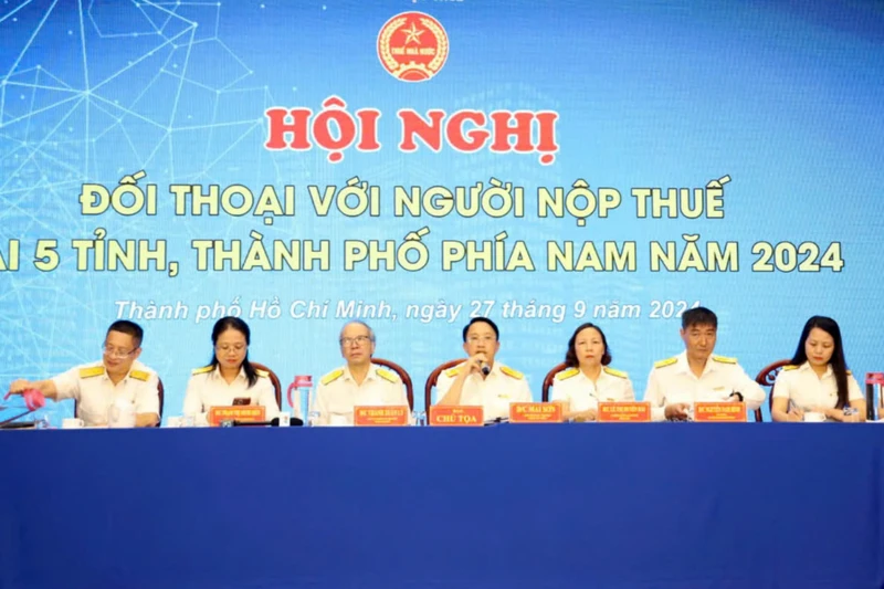 Phó Tổng cục trưởng Mai Sơn và đại diện lãnh đạo các đơn vị ngành Thuế tham gia đối thoại trự tiếp với doanh nghiệp và người nộp thuế. 