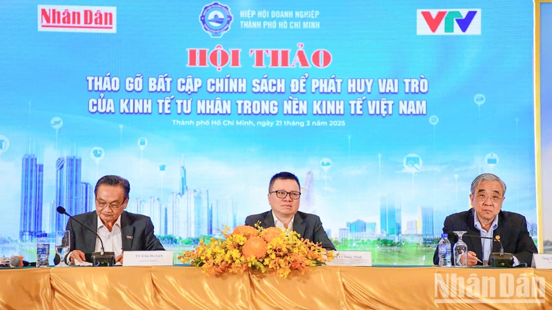 Các đại biểu điều hành phiên tọa đàm trong khuôn khổ Hội thảo "Tháo gỡ bất cập chính sách để phát huy vai trò của kinh tế tư nhân trong nền kinh tế Việt Nam". Ảnh: THẾ DƯƠNG