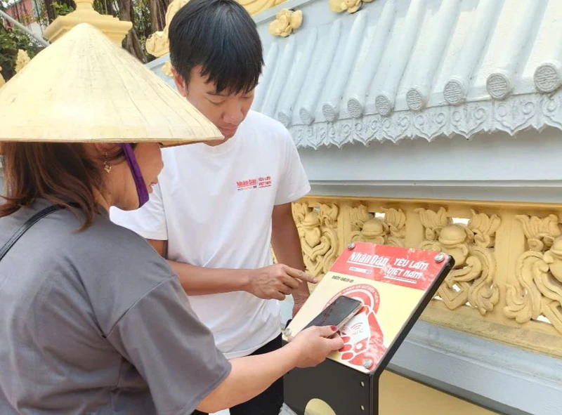 Du khách trải nghiệm tương tác với dự án "Yêu lắm Việt Nam" tại Đền Lảnh Giang.