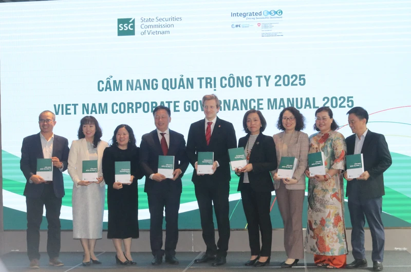 Lễ ra mắt Cẩm nang Quản trị công ty 2025 tại Hà Nội. Ảnh: Văn Giáp