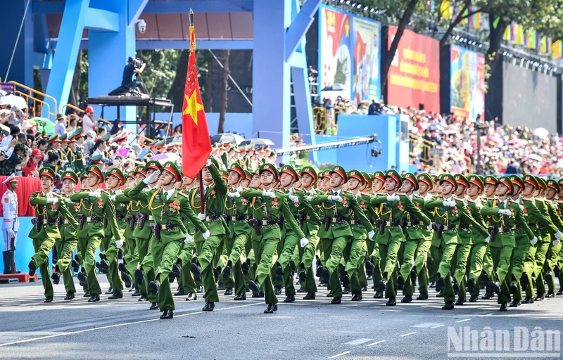 Khối nam sĩ quan Cảnh sát Nhân dân tại Tổng duyệt lễ diễu binh, diễu hành Lễ kỷ niệm 50 năm Ngày Giải phóng miền nam, thống nhất đất nước đã diễn ra tại trục đường Lê Duẩn, quận 1, Thành phố Hồ Chí Minh. Ảnh: THÀNH ĐẠT Khối nam sĩ quan Cảnh sát Nhân dân tại Tổng duyệt lễ diễu binh, diễu hành Lễ kỷ niệm 50 năm Ngày Giải phóng miền nam, thống nhất đất nước đã diễn ra tại trục đường Lê Duẩn, quận 1, Thành phố Hồ Chí Minh. Ảnh: THÀNH ĐẠT