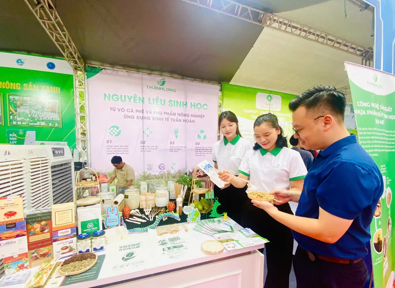 Giới thiệu các sản phẩm bao bì được chế tạo từ vỏ cà-phê và phụ phẩm nông nghiệp.
