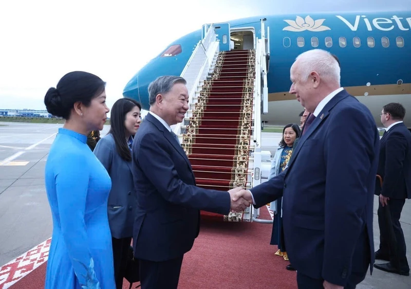 Phó Thủ tướng Belarus Anatoly Sivak tiễn Tổng Bí thư Tô Lâm và Phu nhân tại sân bay quốc tế Minsk. Ảnh: Thống Nhất/TTXVN
