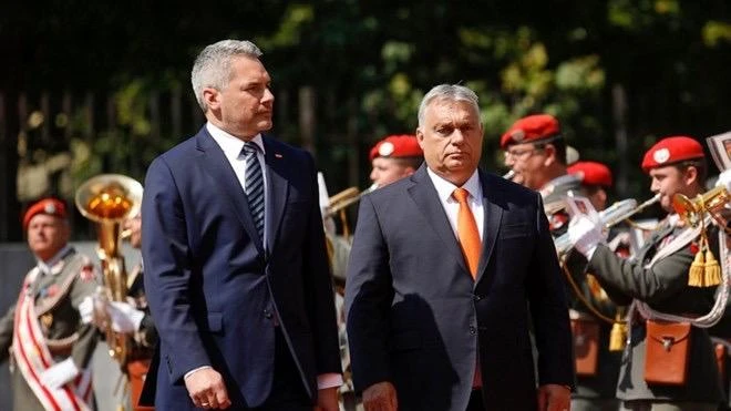 Thủ tướng Áo Karl Nehammer (trái) và người đồng cấp Hungary Viktor Orban. (Nguồn: AP/Vietnam+)