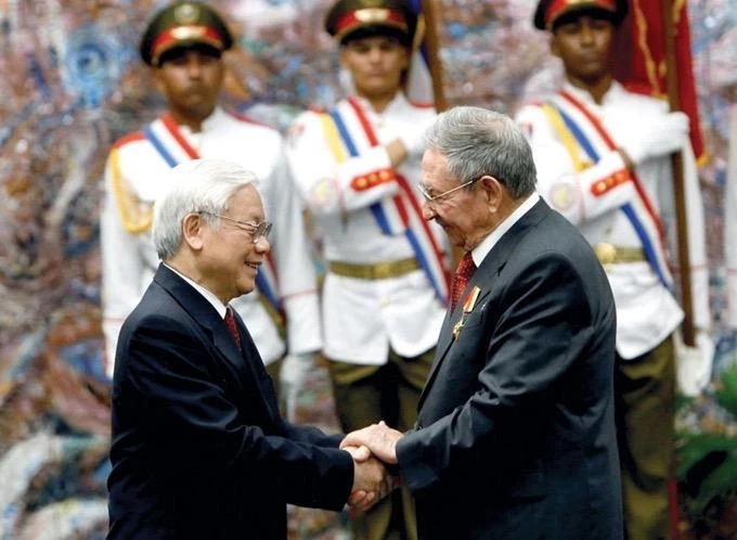 Tổng Bí thư Nguyễn Phú Trọng gặp Bí thư Thứ nhất Ban chấp hành Trung ương Đảng Cộng sản Cuba, Chủ tịch Hội đồng Nhà nước và Hội đồng Bộ trưởng Cộng hòa Cuba Raul Castro Ruz trong chuyến thăm cấp nhà nước đến Cuba, tháng 3/2018. (Ảnh: Bộ Ngoại giao)