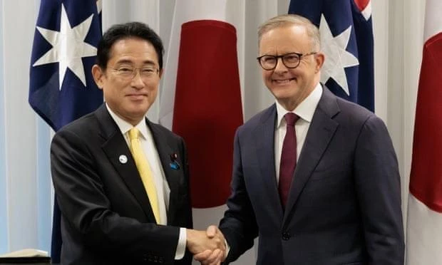 Thủ tướng Australia Anthony Albanese (phải) có cuộc hội đàm với người đồng cấp Nhật Bản Fumio Kishida. (Nguồn: AFP/TTXVN)