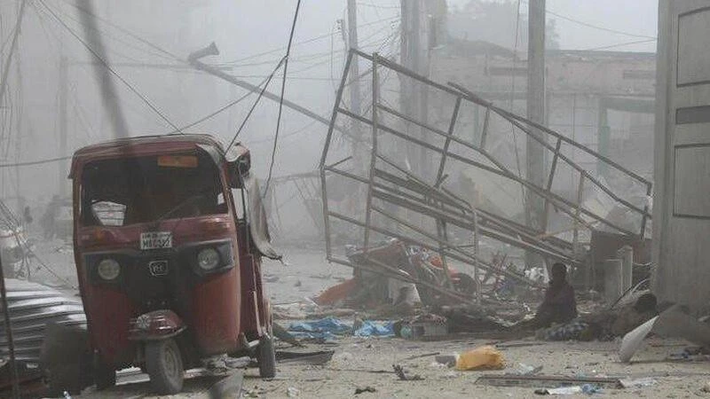Hiện trường vụ nổ gần tòa nhà Bộ Giáo dục Somalia trên đường K5 ở thủ đô Mogadishu, ngày 29/10/2022. (Ảnh: Reuters)