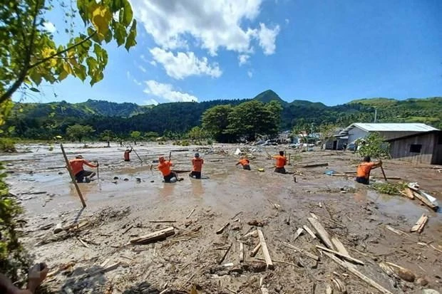 Lực lượng cứu hộ tìm kiếm người mất tích sau bão Nalgae tại Datu Odin Sinsuat, tỉnh Maguindanao, Philippines, ngày 31/10 vừa qua. (Ảnh: AFP/TTXVN)