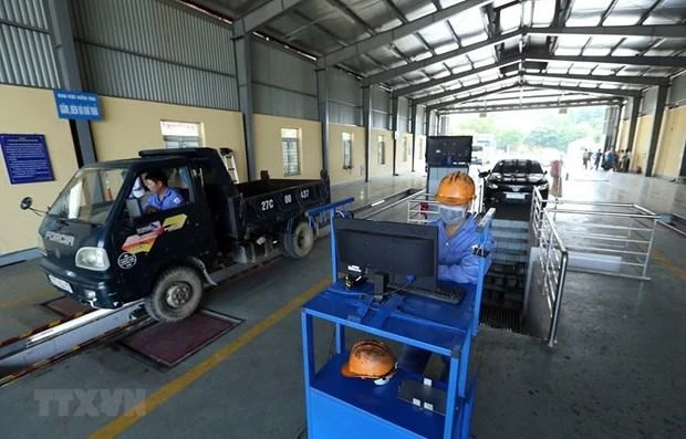 Kiểm tra kỹ thuật của các phương tiện tham gia giao thông. (Ảnh: Phan Tuấn Anh/TTXVN) 