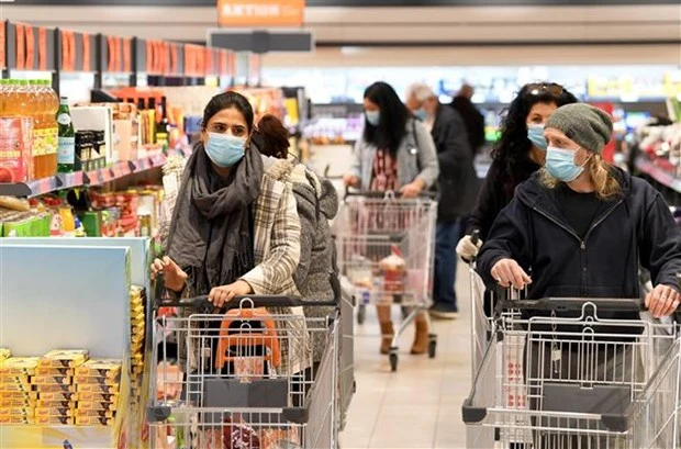 Người dân mua hàng tại siêu thị ở Vienna, Áo. (Ảnh: AFP/TTXVN)