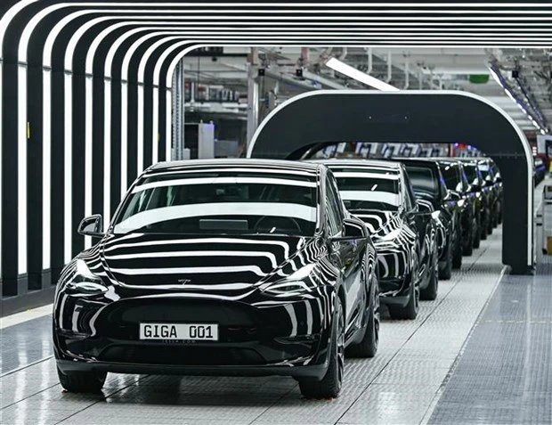 Sản phẩm xe ô-tô điện tại nhà máy của Tesla ở Gruenheide, Berlin (Đức). (Ảnh: AFP/TTXVN)