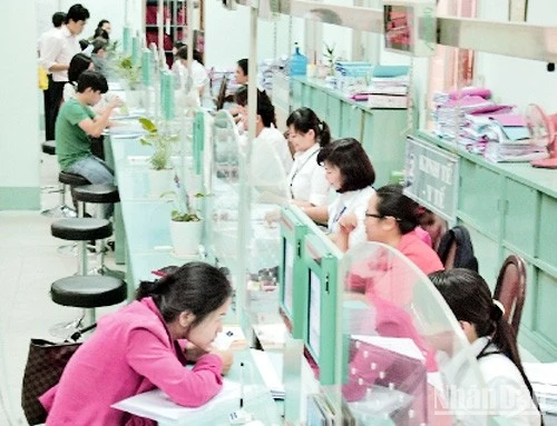 Người dân làm thủ tục tại phòng tiếp nhận và trả kết quả của UBND quận 1, TP Hồ Chí Minh.
