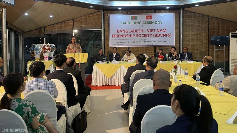 Chủ tịch Hội hữu nghị Bangladesh-Việt Nam Shamsher M. Chowdhury phát biểu khai mạc sự kiện. (Ảnh: baoquocte.vn)