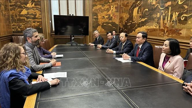 Phó Chủ tịch thường trực Quốc hội Trần Thanh Mẫn làm việc với ông Felip Roca Blasco, Tổng thư ký phụ trách Hợp tác quốc tế của thành phố Barcelona. (Ảnh: quochoi.vn)