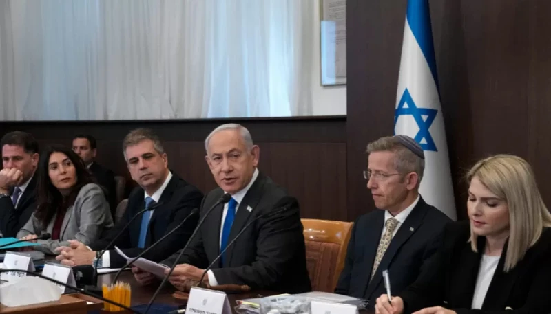 Thủ tướng Benjamin Netanyahu điều hành phiên họp chính phủ hằng tuần. (Ảnh: The Business Post)