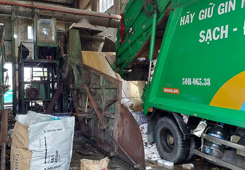 Thuốc lá nhập lậu được đưa vào ép hủy. (Ảnh Cục Quản lý thị trường TP Hồ Chí Minh).