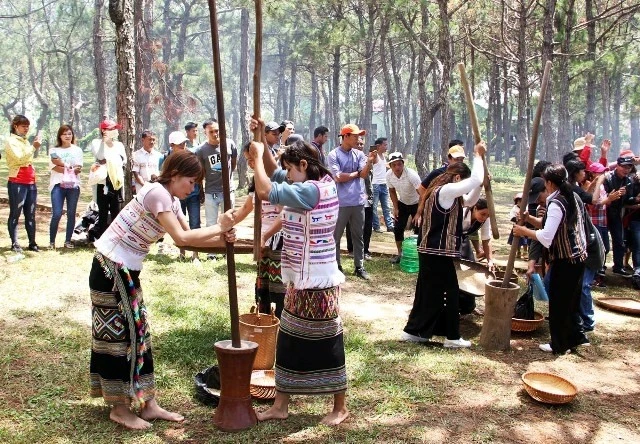 Ðồng bào các dân tộc nam Tây Nguyên vui ngày hội. 