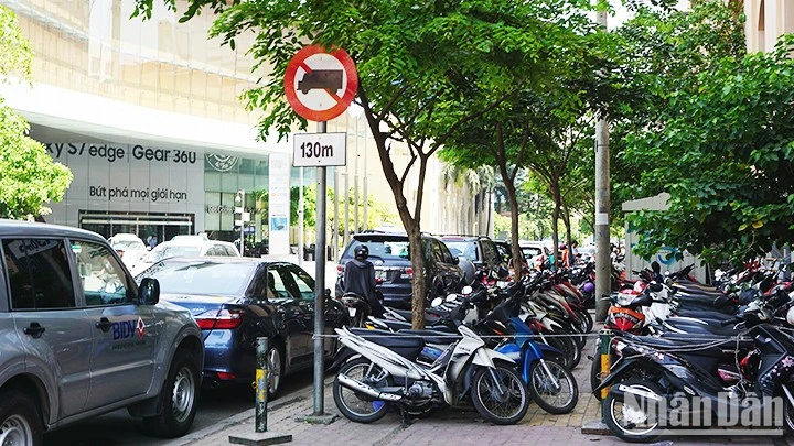 Mức thu phí sử dụng vỉa hè, lòng đường tùy khu vực sẽ có các loại giá khác nhau.