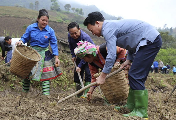 Đồng chí Đỗ Đức Duy tham gia lao động trong “Ngày cuối tuần cùng dân”.
