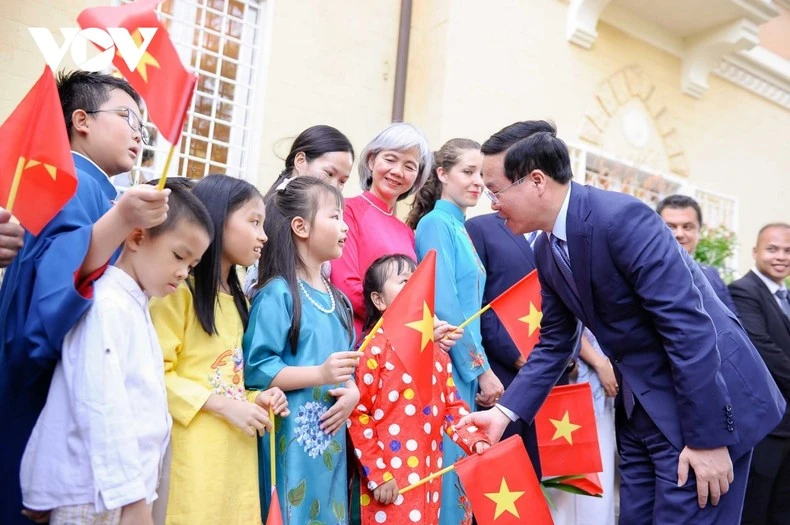 Chủ tịch nước Võ Văn Thưởng trò chuyện, động viên con em kiều bào tại Italia. (Ảnh: vov.vn)