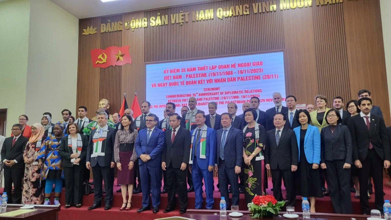 Các đại biểu chụp ảnh kỷ niệm tại sự kiện. (Ảnh: hanoimoi.vn)