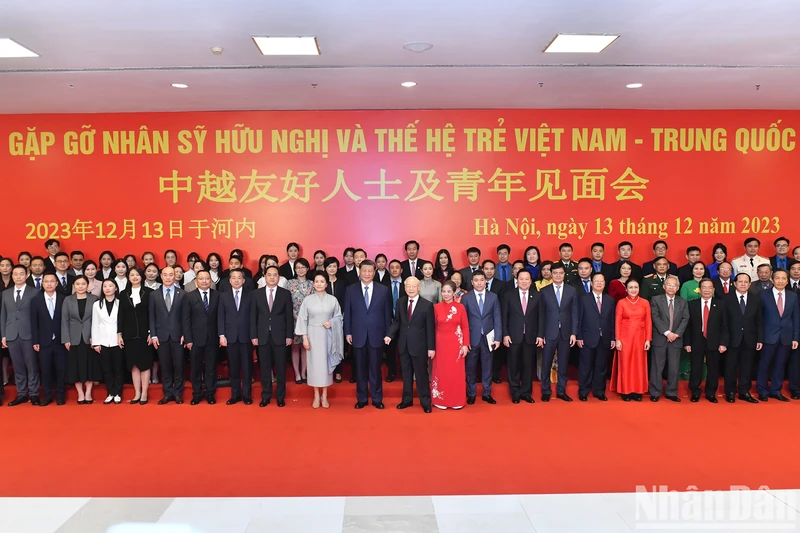 Tổng Bí thư Nguyễn Phú Trọng và Phu nhân, Tổng Bí thư, Chủ tịch Trung Quốc Tập Cận Bình và Phu nhân cùng các đại biểu tham dự Gặp gỡ nhân sĩ hữu nghị và thế hệ trẻ Việt Nam-Trung Quốc. (Ảnh: ĐĂNG KHOA)