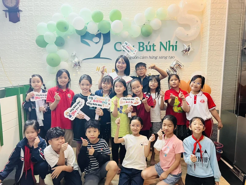 Các em nhỏ tại Câu lạc bộ Cây Bút Nhí.