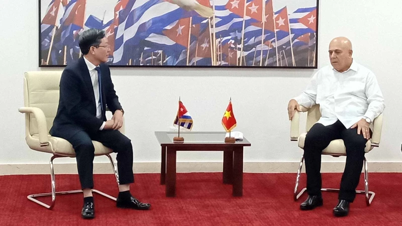 Đồng chí Roberto Morales Ojeda, Ủy viên Bộ Chính trị, Thường trực Ban Bí thư Đảng Cộng sản Cuba tiếp Chủ tịch Hội Nông dân Việt Nam Lương Quốc Đoàn. (Ảnh: dangcongsan.org.vn) 