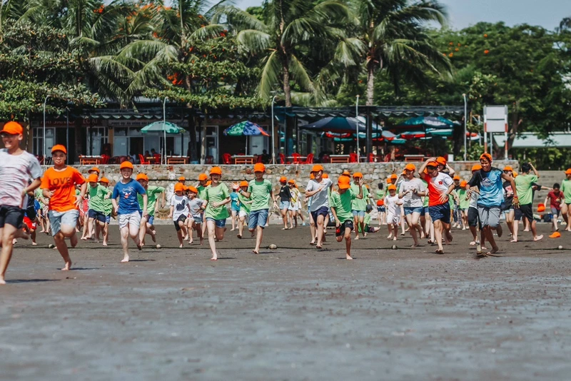Nhiều bậc cha mẹ học sinh cho con tham gia các hoạt động ngoại khóa như “Mùa hè quân ngũ” do các đơn vị quân đội hay “EcoCamp” của “Câu lạc bộ Ðọc sách cùng con” tổ chức. Và sau khi trở về từ những trại hè này, các em đã trưởng thành hơn, được trang bị thêm nhiều kỹ năng sống. (Ảnh: Các hoạt động thể chất tích cực tại trại hè EcoCamp của Câu lạc bộ Đọc sách cùng con - Nguồn: Câu lạc bộ Đọc sách cùng con)