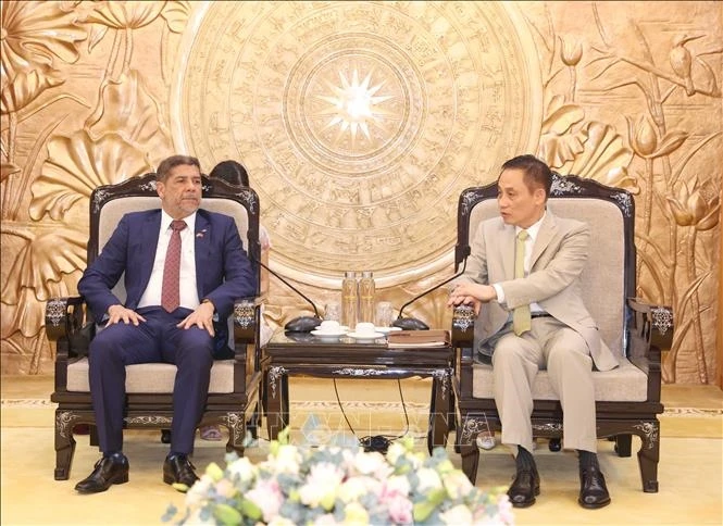 Trưởng Ban Đối ngoại Trung ương Lê Hoài Trung tiếp Bộ trưởng Nông nghiệp Cộng hòa Dominicana Limber Lucas Cruz López. Ảnh: Phương Hoa/TTXVN