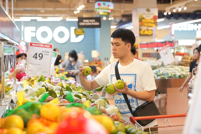 Người tiêu dùng mua sắm tại Siêu thị Winmart. (Ảnh: Bnews)