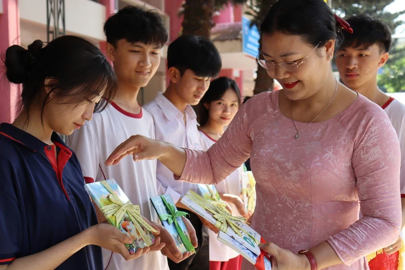 Trao tặng sách cho học sinh tại Đắk Lắk.