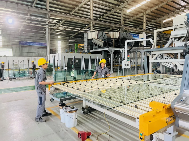 Sản xuất kính tại Công ty kính Sado.