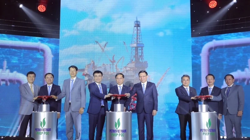 Các đại biểu thực hiện nghi thức đón dòng dầu đầu tiên của dự án Đại Hùng Pha 3.