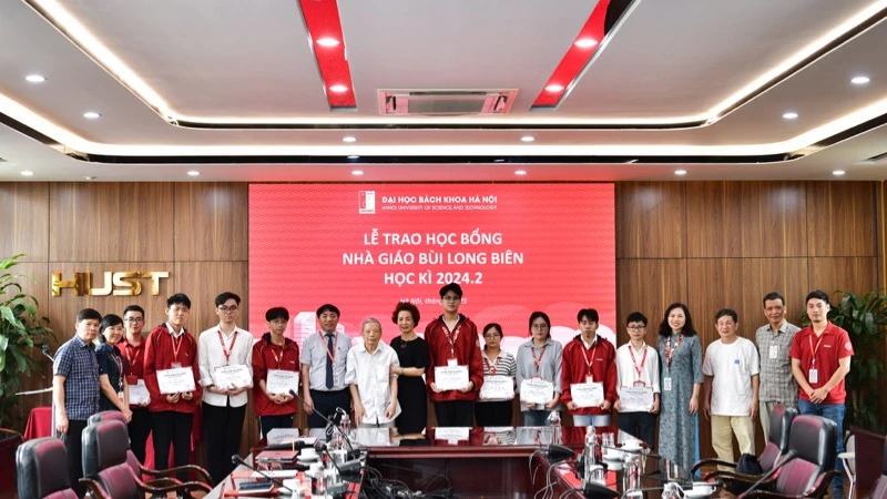 10 suất học bổng "Nhà giáo Bùi Long Biên" được trao tặng đến các Sinh viên Đại học Bách khoa Hà Nội.