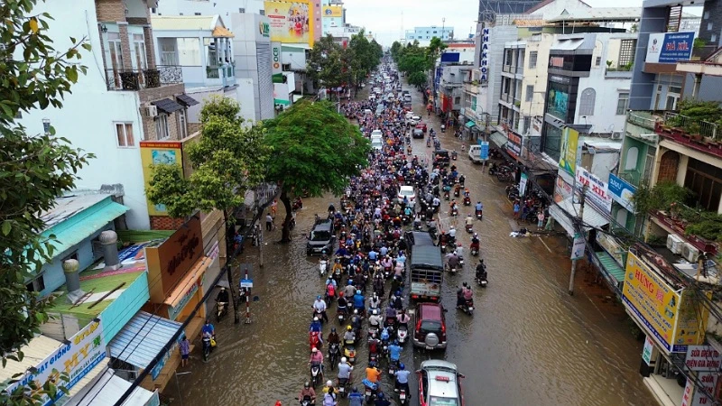 Tuyến đường Trần Hưng Đạo, nội ô thành phố Cần Thơ ngập sâu sáng nay, 30/10.