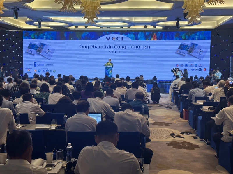 Quang cảnh Lễ công bố Báo cáo Kinh tế Thường niên đồng bằng sông Cửu Long 2023.
