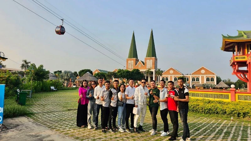 Du khách tham quan và trải nghiệm tại Khu du lịch Cáp treo Núi Sam ngày mùng 5 Tết Giáp Thìn.