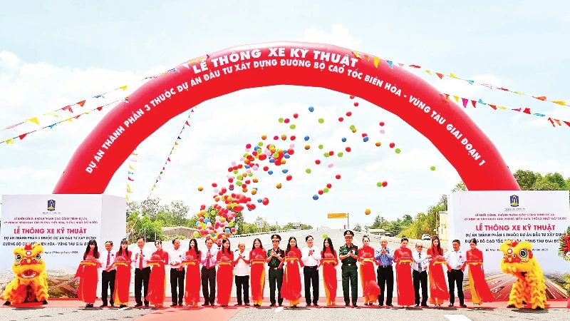 Các đại biểu thực hiện nghi thức thông xe kỹ thuật dự án thành phần 3, thuộc dự án đường bộ cao tốc Biên Hòa- Vũng Tàu giai đoạn 1.
