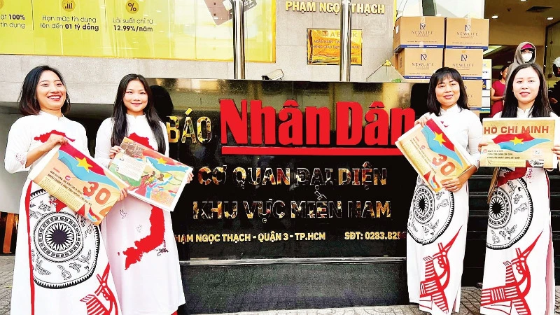 Độc giả đón nhận phụ san đặc biệt tuyên truyền Lễ kỷ niệm 50 năm Ngày Giải phóng miền nam, thống nhất đất nước của Báo Nhân Dân.