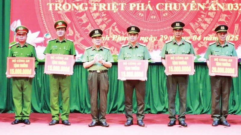 Thừa ủy quyền Bộ Công an, lãnh đạo Công an tỉnh Bình Phước trao thưởng đột xuất, tặng các đơn vị thuộc Công an tỉnh.