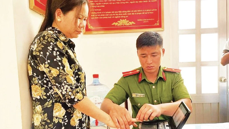 Cán bộ Công an tỉnh Bình Phước hỗ trợ người dân làm căn cước công dân có gắn chíp.