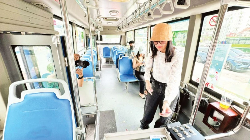 Sử dụng thẻ thanh toán liên thông trên các phương tiện giao thông công cộng là xu hướng quản lý giao thông đô thị thông minh.