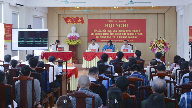 Quang cảnh buổi tiếp xúc, đối thoại với người dân.