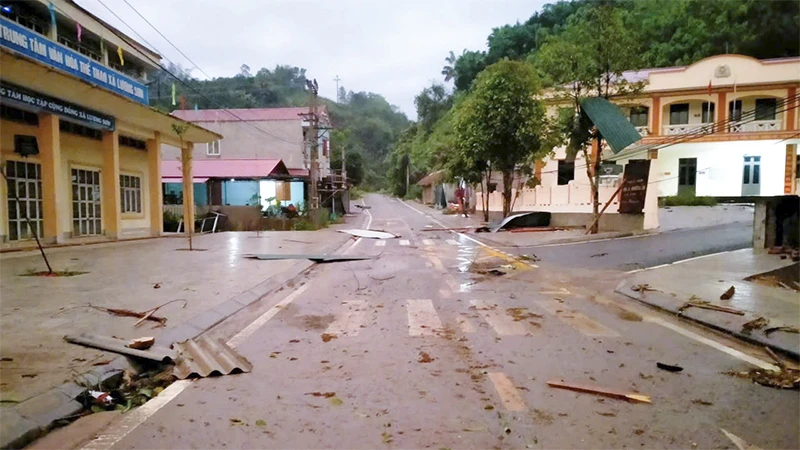 Nhiều công trình bị thiệt hại do mưa giông.